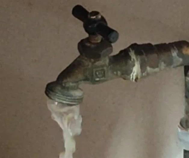 Comerciantes del Centro denuncian baja presión, cortes constantes y mala calidad del vital líquido; reducen bombeo y agua por falla eléctrica