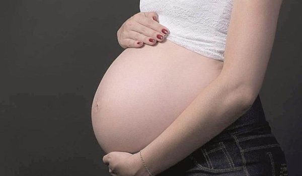 Hasta cinco años de prisión por abandono en embarazo