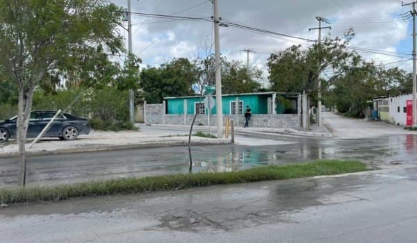 Denuncian afectaciones por fuga de aguas negras