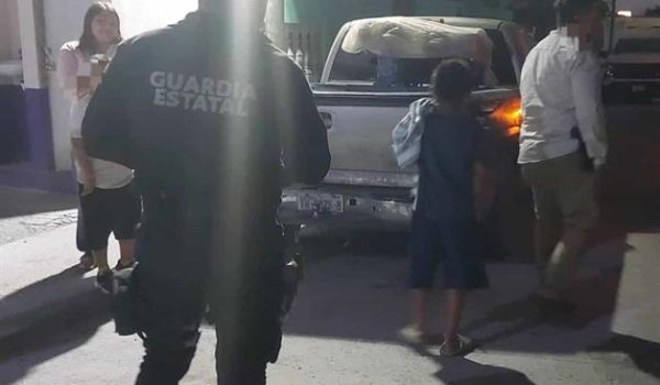 Encuentran a niño solo bajo la lluvia