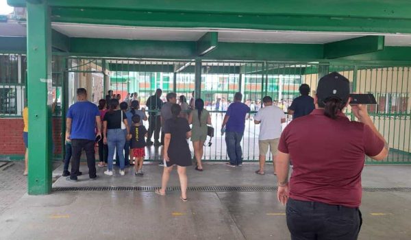 Apagones interrumpen clases en colonia Aztlán