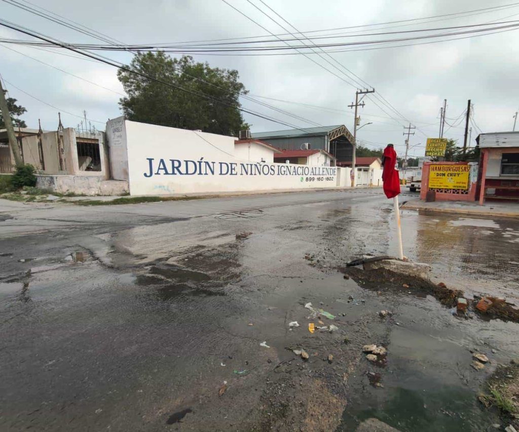 El drenaje deja de ser un problema urbano para convertirse en una crisis de salud pública; derrame recorre casi un kilómetro, acusan vecinos de la colonia