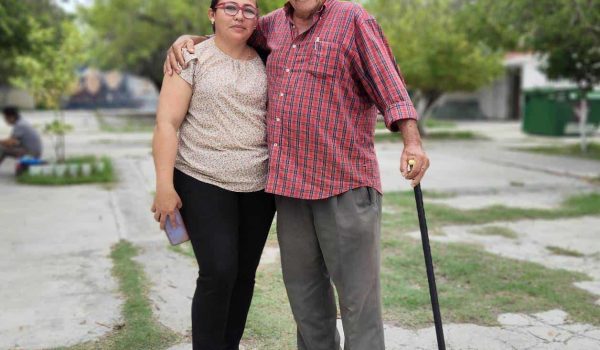 A los 70 años, cumple su sueño de ir a la escuela