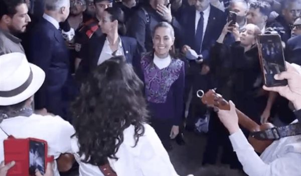 Arropan mexicanos en España a la presidenta