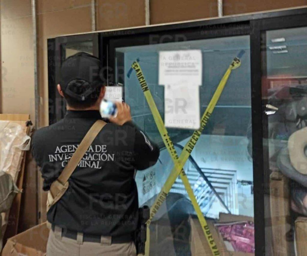Entre lo asegurado por el operativo FECOR hay mercancía apócrifa, equipos electrónicos, terminales de cobro y dinero en efectivo, señala la Fiscalía