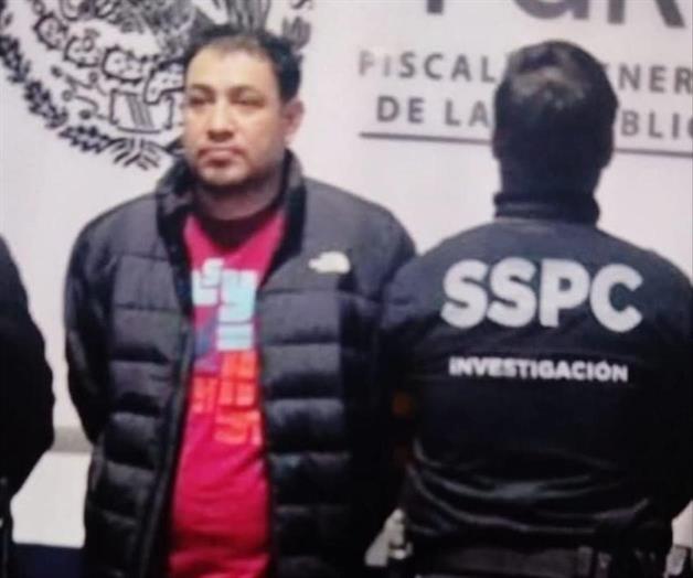 Engelbert Chavira Ríos fue arrestado en un operativo federal en la Colonia Aztlán por presunta portación de armas de fuego prohibidas y vínculos con la delincuencia organizada.