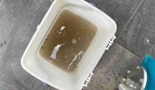 Reciben lodo en lugar de agua; hay omisión