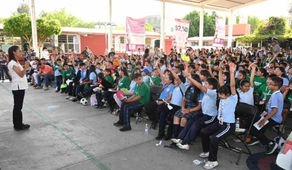 Lanza Sheinbaum beca de útiles y uniformes