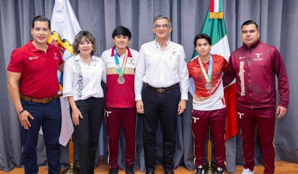 Recibe gobernador a históricos campeones