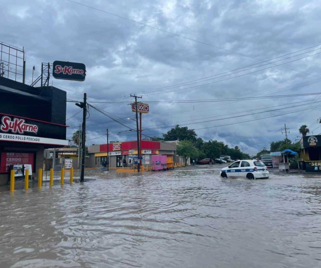 Calles inundadas, vehículos varados y tránsito lento marcaron la jornada de este miércoles en distintos sectores de la ciudad