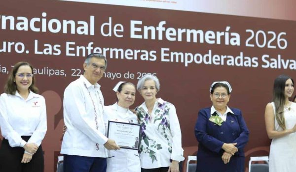 Reconoce Américo la labor de enfermeras y enfermeros en su día