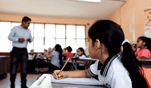 Destacan esfuerzos de maestros en las aulas