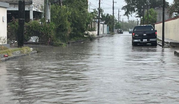 Causan fuertes vientos caída de postes en Matamoros