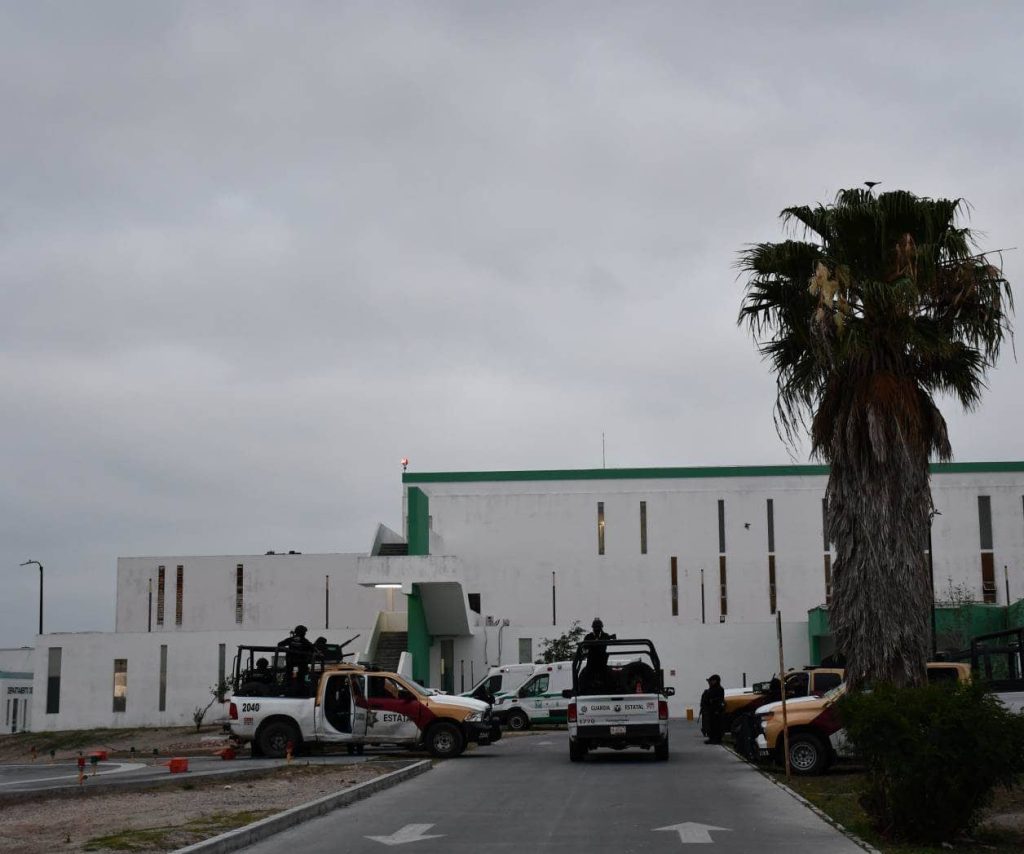 Persecución en la carretera San Fernando-Reynosa resultó en la fatalidad de dos Guardias Estatales tras ataque a balazos por delincuentes armados. Un vehículo fue incendiado durante la agresión
