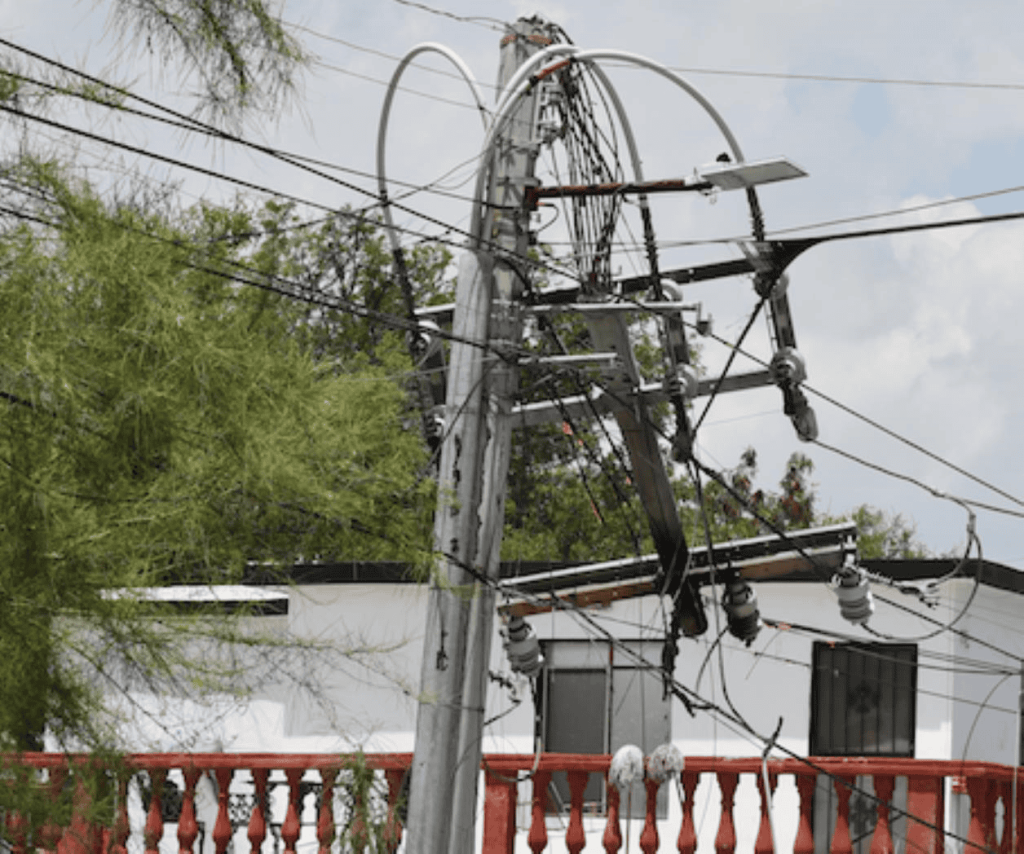 Estallidos, fuego y cables de alta tensión causaron temor entre residentes; autoridades acordonan la zona ante riesgo de descargas eléctricas