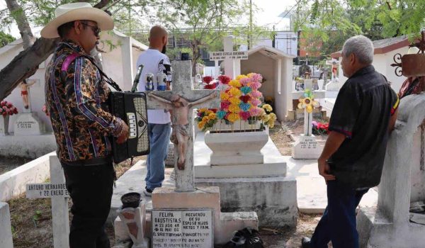 Recuerdan a su mamá entre flores y lágrimas