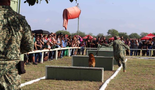 Abren campo militar a miles de familias