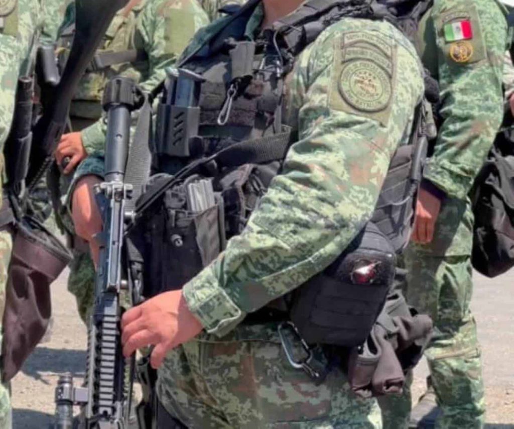 Militares decomisan cuatro armas largas, 306 cartuchos y dos vehículos en la colonia Chula Vista; el operativo forma parte de la Estrategia Nacional de Seguridad Pública en Tamaulipas.