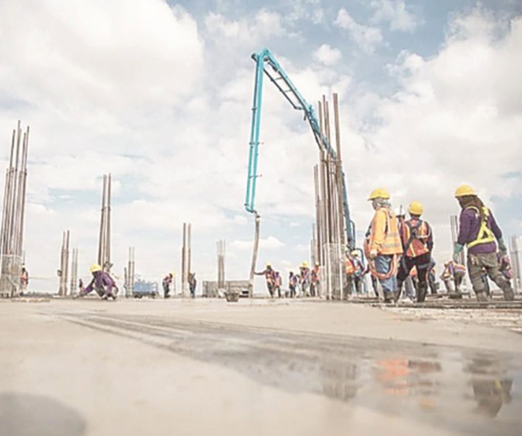 Constructoras de otras regiones compiten y ganan proyectos en la ciudad, buscan alternativas en la obra privada y alianzas con grandes empresas para mantenerse activos
