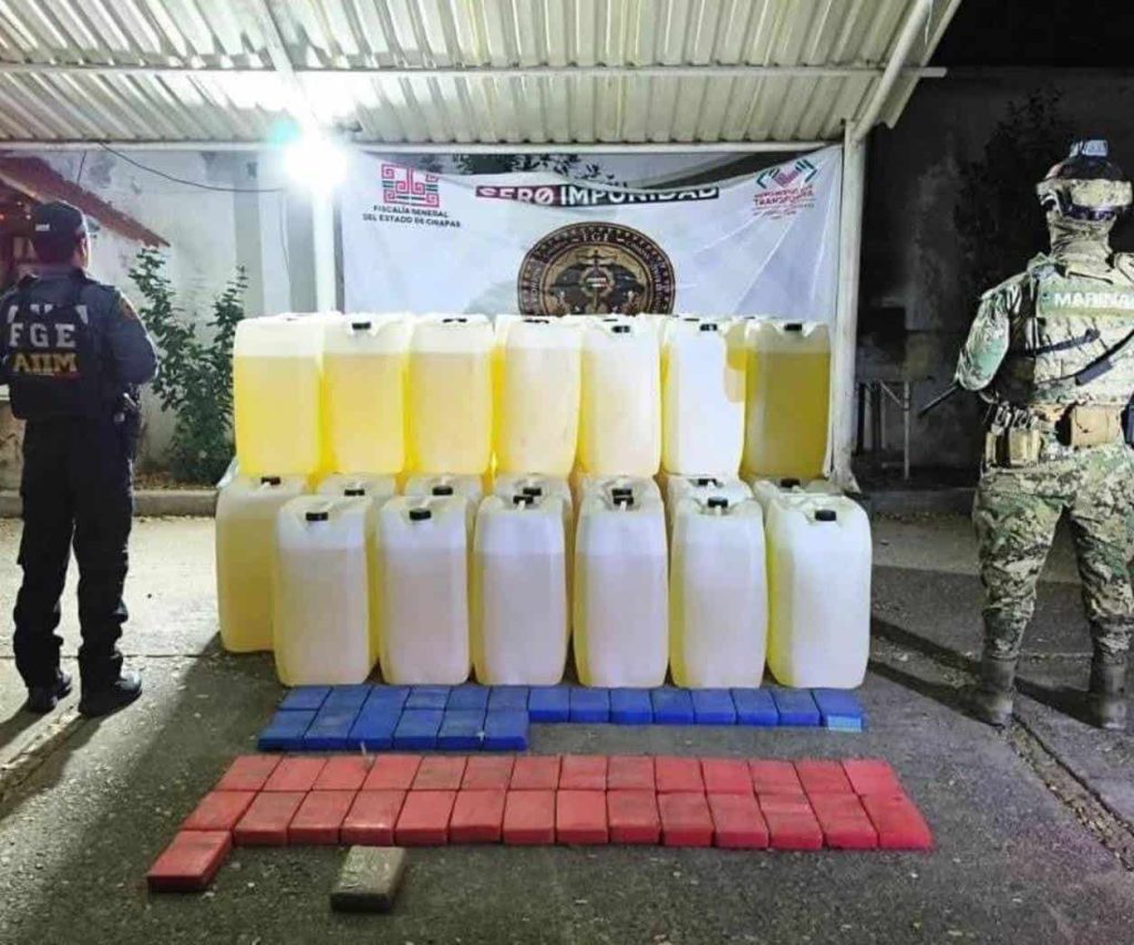 El operativo federal dejó cuatro detenidos y el aseguramiento de cocaína, armas, una bodega y miles de litros de combustible.