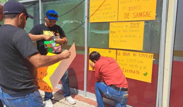 Protestan maestros por crisis en ISSSTE