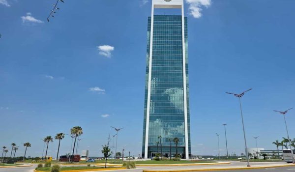 Mundial vacía oficinas y aulas