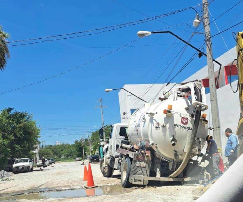 Una unidad Vactor de COMAPA quedó hundida en una enorme zanja de la calle Burócratas; vecinos denuncian que el deterioro de la vialidad lleva años sin ser atendido