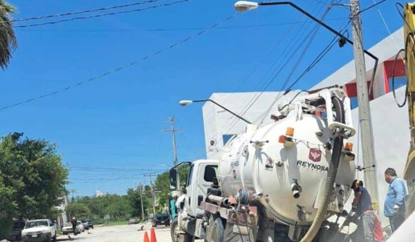 Se repite la historia: calle ´traga´ camión