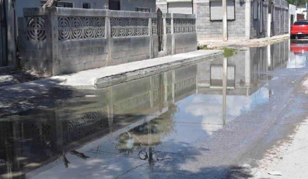 Viven sin agua… y entre aguas negras