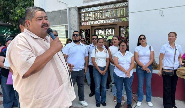 Levantan maestros plantón en el ISSSTE